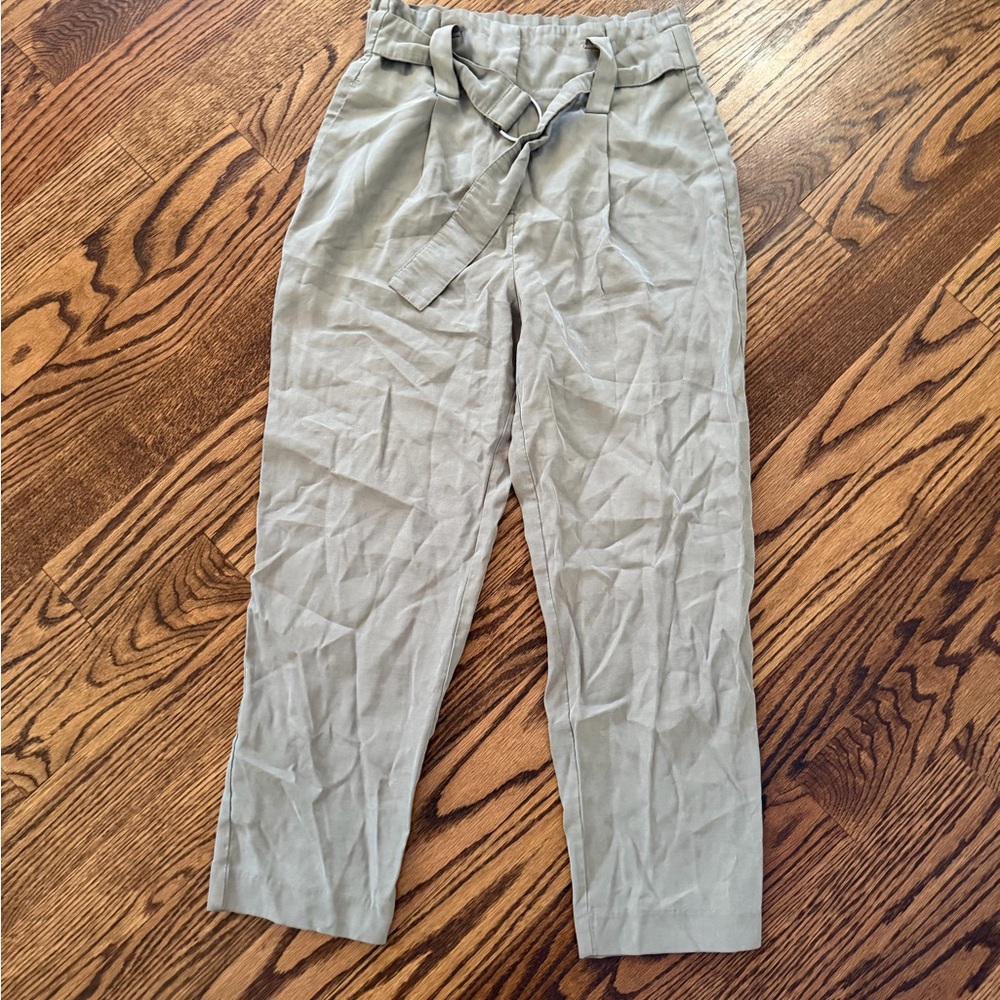 Zara tan cargo pants with adjustable waist and pockets. Size M #cargo